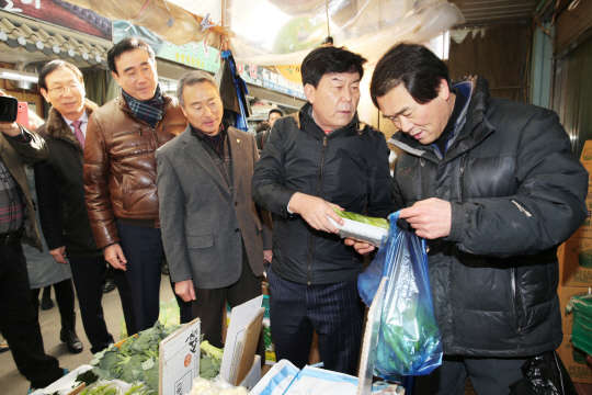 박성택 중소기업중앙회장(오른쪽 두번째)이 27일 서울 마포구 망원월드컵시장에서 물품을 구입한 후 시장상인의 애로사항을 청취하고 있다.  중소기업중앙회 제공